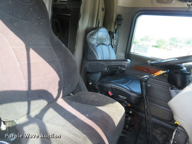 image for item DE8162 2006 Peterbilt 379 semi truck