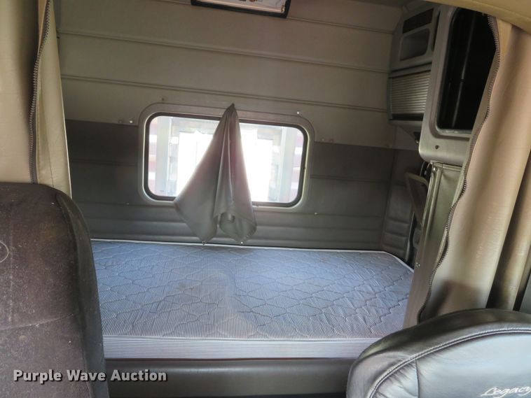 image for item DE8162 2006 Peterbilt 379 semi truck