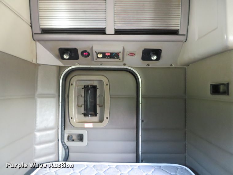 image for item DE8162 2006 Peterbilt 379 semi truck