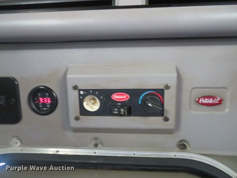 image for item DE8162 2006 Peterbilt 379 semi truck