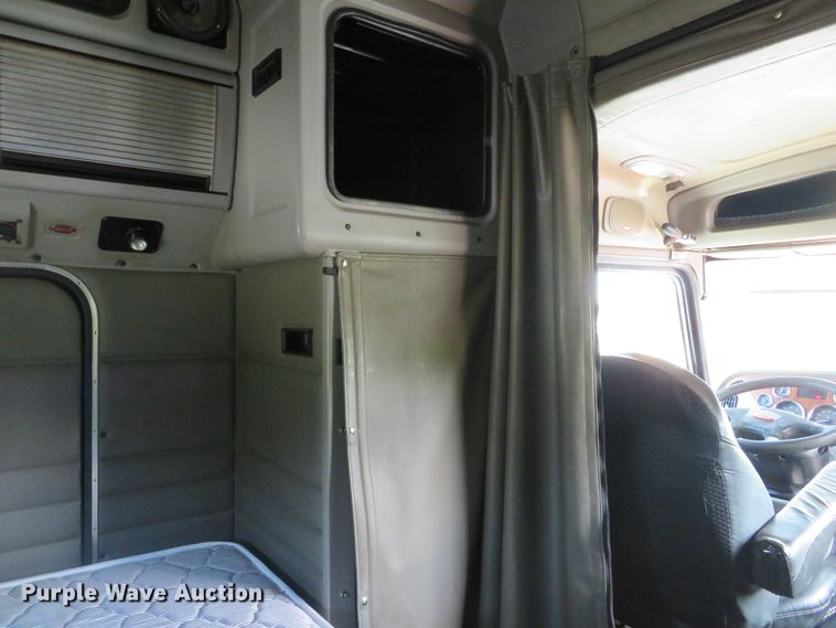 image for item DE8162 2006 Peterbilt 379 semi truck