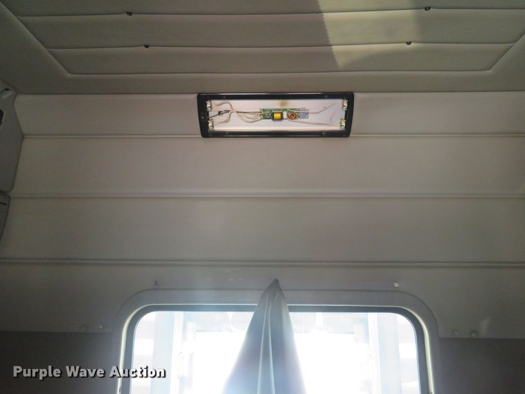 image for item DE8162 2006 Peterbilt 379 semi truck