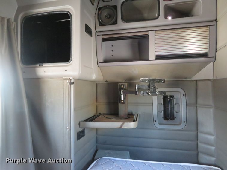 image for item DE8162 2006 Peterbilt 379 semi truck