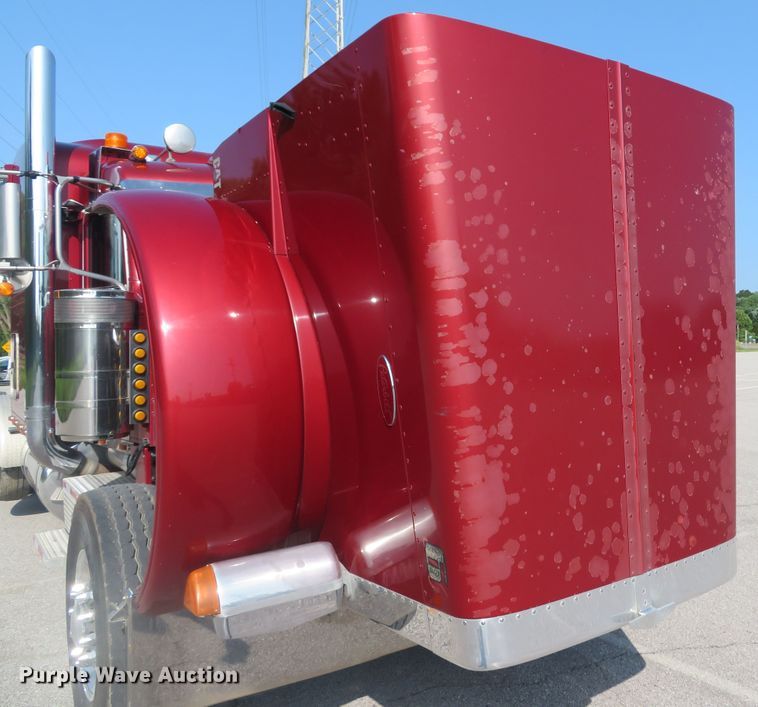 image for item DE8162 2006 Peterbilt 379 semi truck