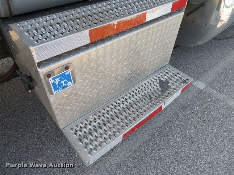 image for item DE8162 2006 Peterbilt 379 semi truck