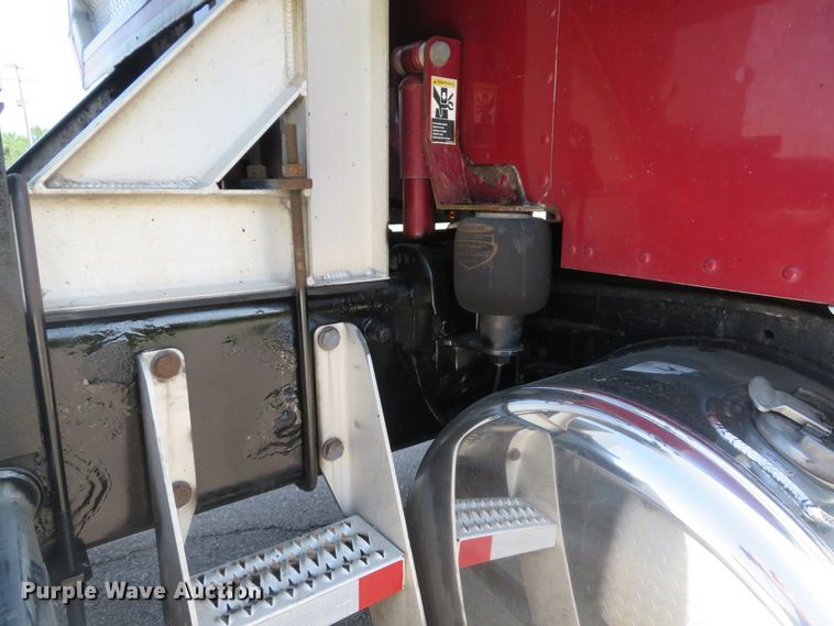 image for item DE8162 2006 Peterbilt 379 semi truck