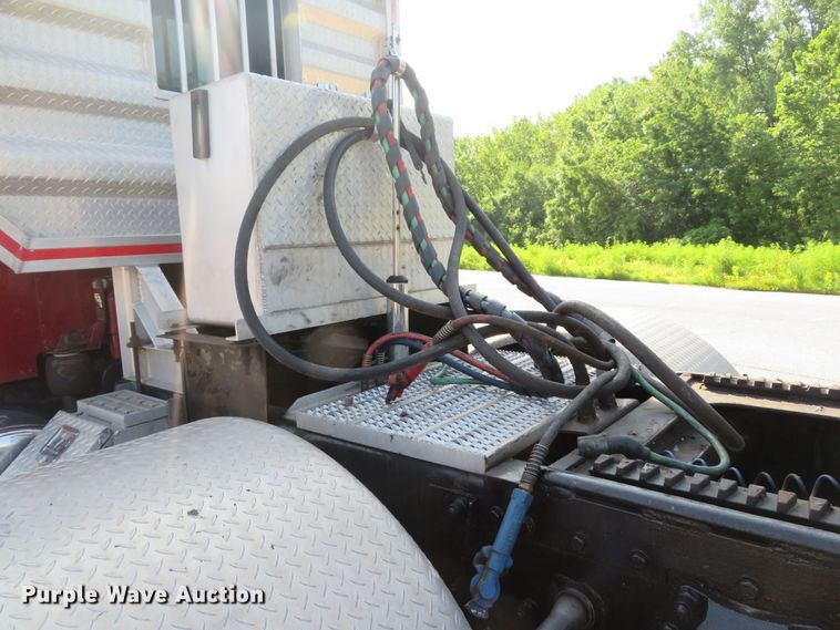 image for item DE8162 2006 Peterbilt 379 semi truck