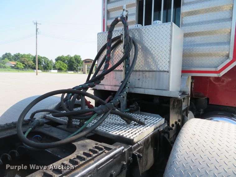 image for item DE8162 2006 Peterbilt 379 semi truck