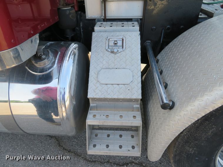 image for item DE8162 2006 Peterbilt 379 semi truck
