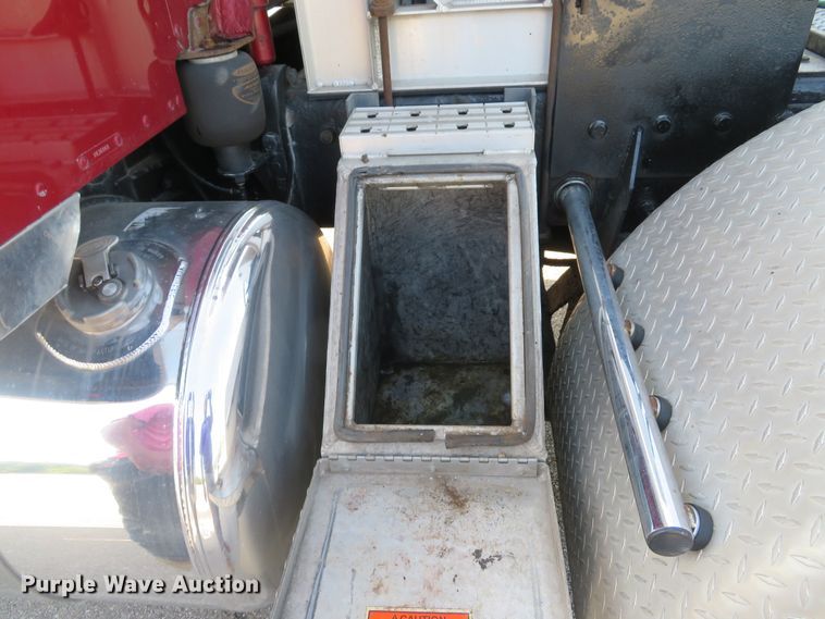 image for item DE8162 2006 Peterbilt 379 semi truck