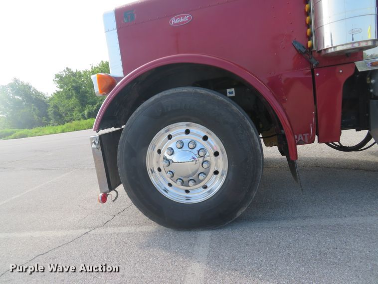 image for item DE8162 2006 Peterbilt 379 semi truck