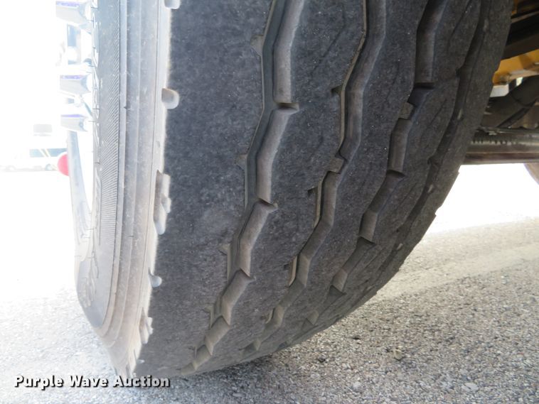 image for item DE8162 2006 Peterbilt 379 semi truck