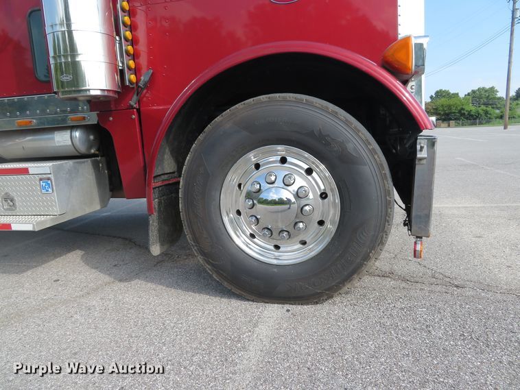 image for item DE8162 2006 Peterbilt 379 semi truck