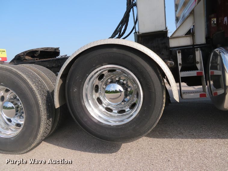 image for item DE8162 2006 Peterbilt 379 semi truck