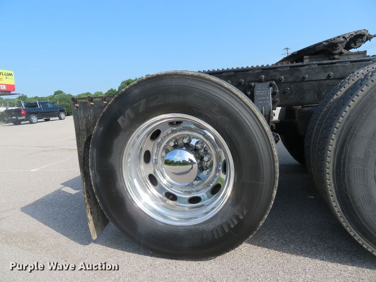 image for item DE8162 2006 Peterbilt 379 semi truck