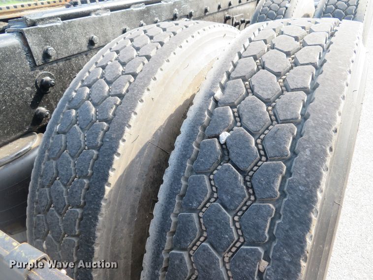 image for item DE8162 2006 Peterbilt 379 semi truck