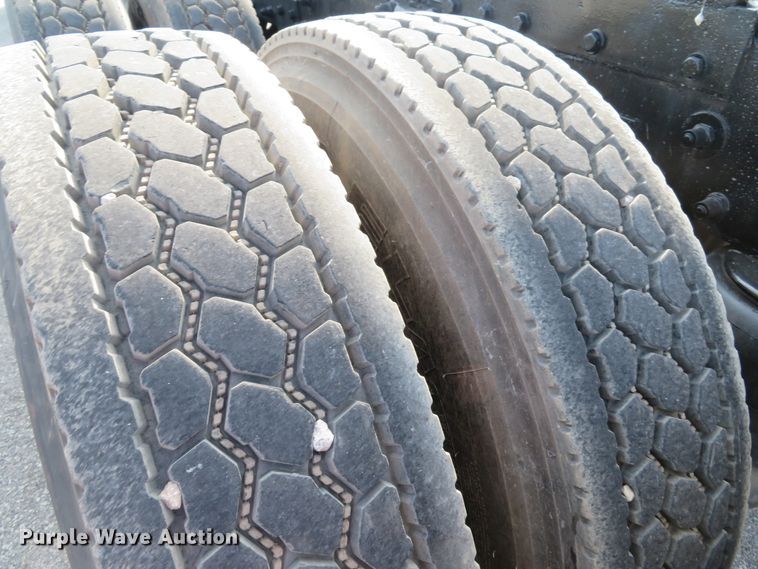 image for item DE8162 2006 Peterbilt 379 semi truck