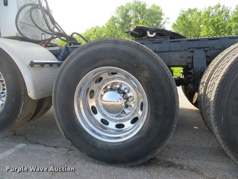 image for item DE8162 2006 Peterbilt 379 semi truck