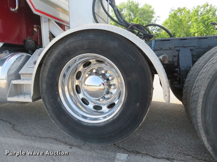 image for item DE8162 2006 Peterbilt 379 semi truck