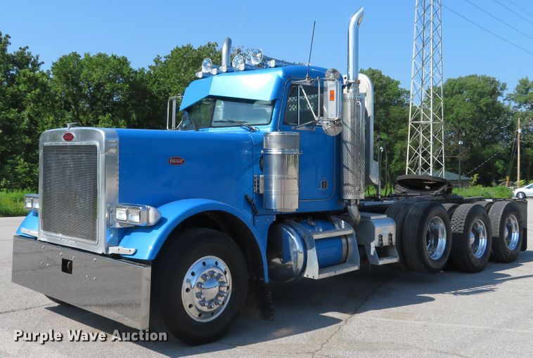 image for item DE8163 2001 Peterbilt 379 semi truck