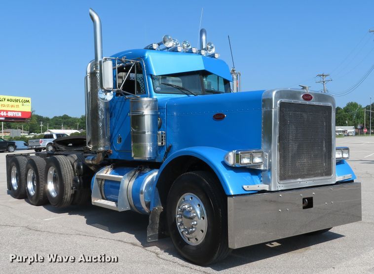 image for item DE8163 2001 Peterbilt 379 semi truck