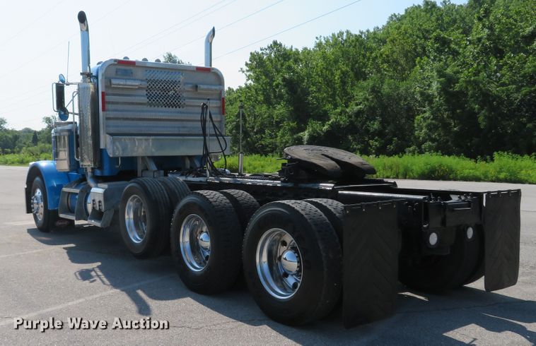 image for item DE8163 2001 Peterbilt 379 semi truck