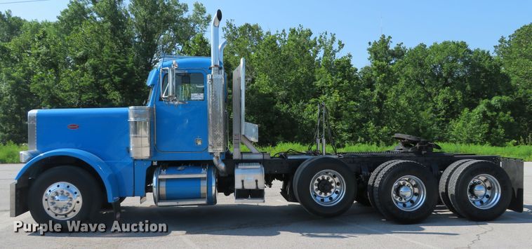 image for item DE8163 2001 Peterbilt 379 semi truck