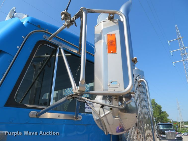 image for item DE8163 2001 Peterbilt 379 semi truck