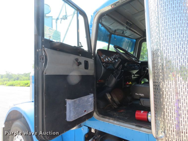 image for item DE8163 2001 Peterbilt 379 semi truck