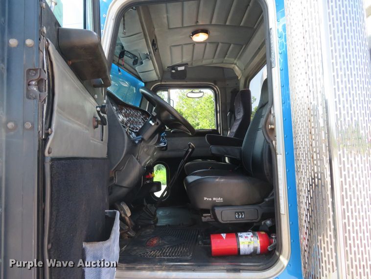 image for item DE8163 2001 Peterbilt 379 semi truck