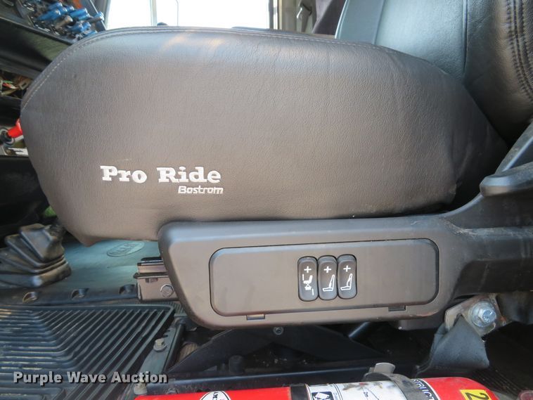 image for item DE8163 2001 Peterbilt 379 semi truck