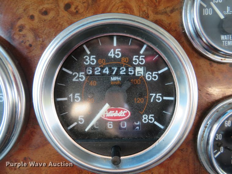 image for item DE8163 2001 Peterbilt 379 semi truck