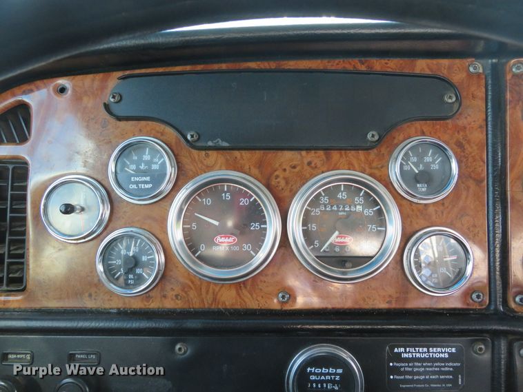 image for item DE8163 2001 Peterbilt 379 semi truck