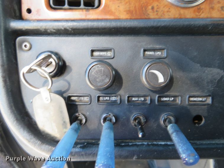 image for item DE8163 2001 Peterbilt 379 semi truck