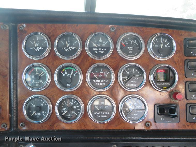 image for item DE8163 2001 Peterbilt 379 semi truck