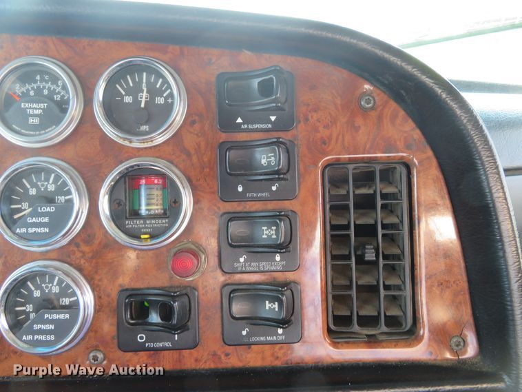 image for item DE8163 2001 Peterbilt 379 semi truck