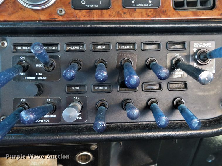 image for item DE8163 2001 Peterbilt 379 semi truck