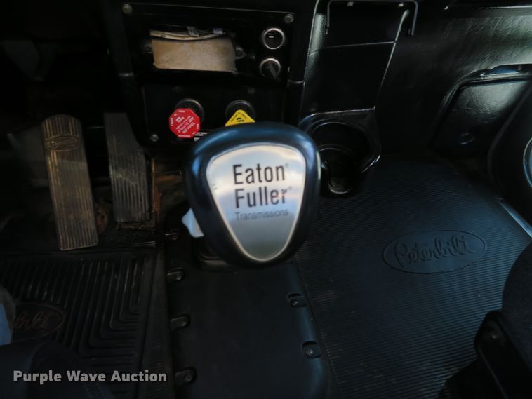 image for item DE8163 2001 Peterbilt 379 semi truck