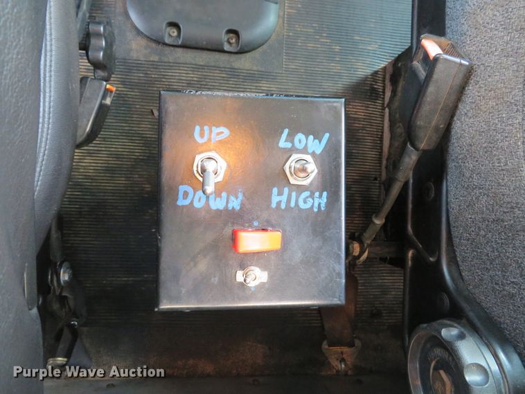 image for item DE8163 2001 Peterbilt 379 semi truck