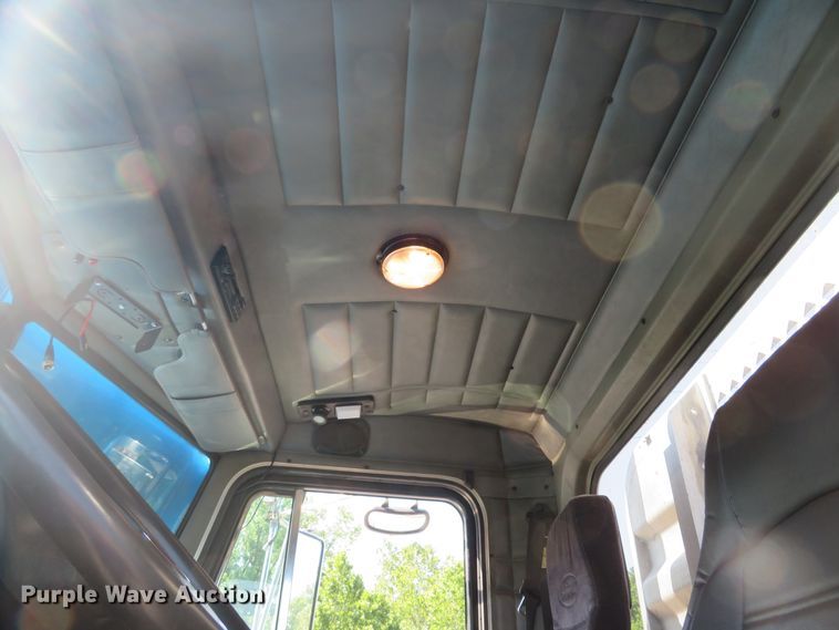 image for item DE8163 2001 Peterbilt 379 semi truck