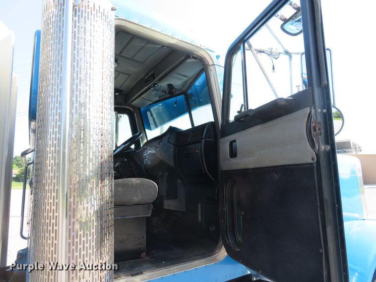 image for item DE8163 2001 Peterbilt 379 semi truck