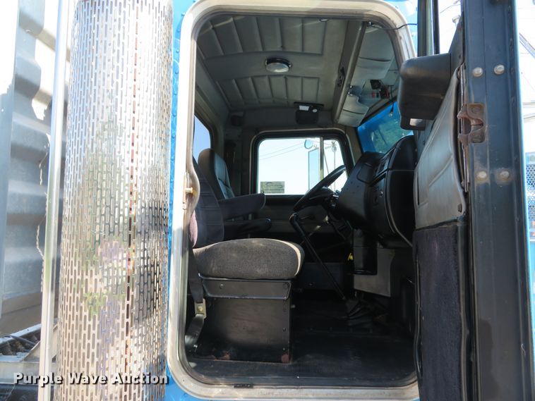 image for item DE8163 2001 Peterbilt 379 semi truck