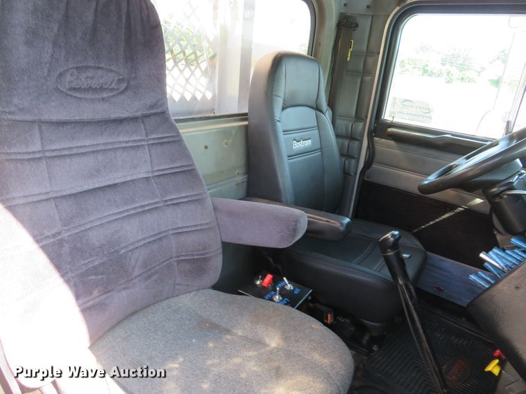 image for item DE8163 2001 Peterbilt 379 semi truck