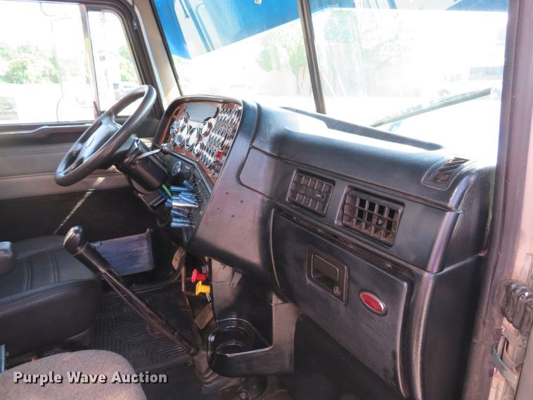 image for item DE8163 2001 Peterbilt 379 semi truck