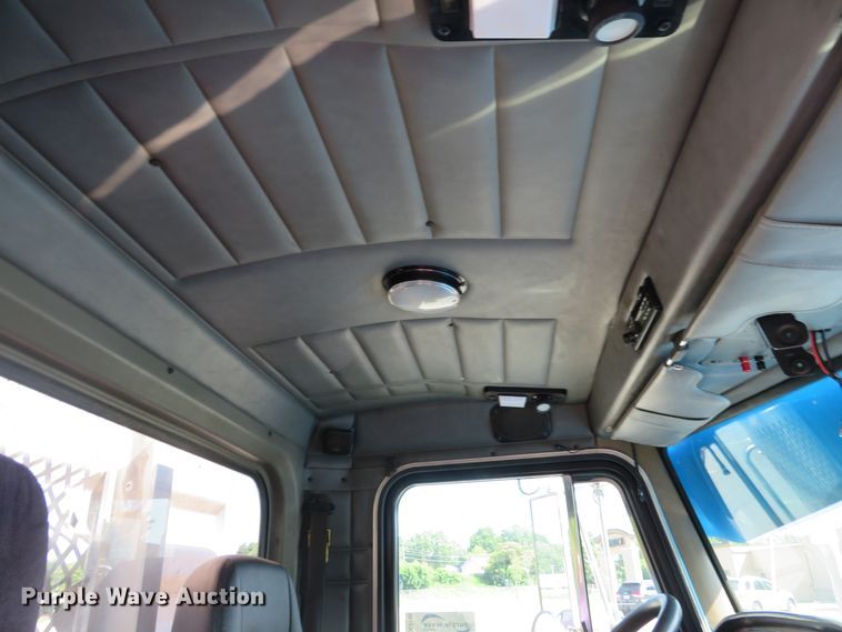 image for item DE8163 2001 Peterbilt 379 semi truck