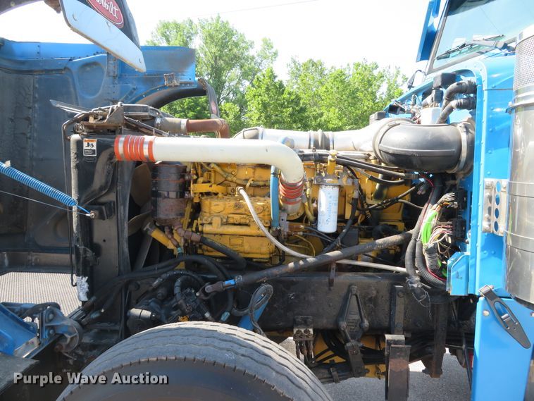 image for item DE8163 2001 Peterbilt 379 semi truck