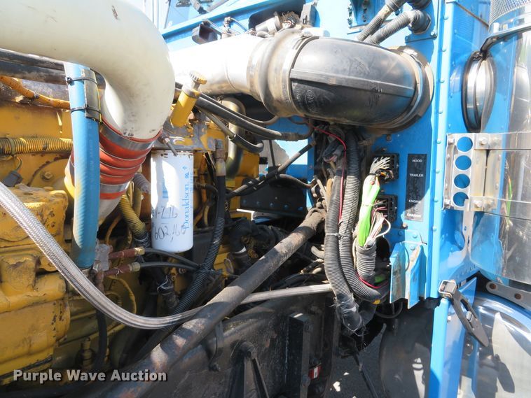 image for item DE8163 2001 Peterbilt 379 semi truck