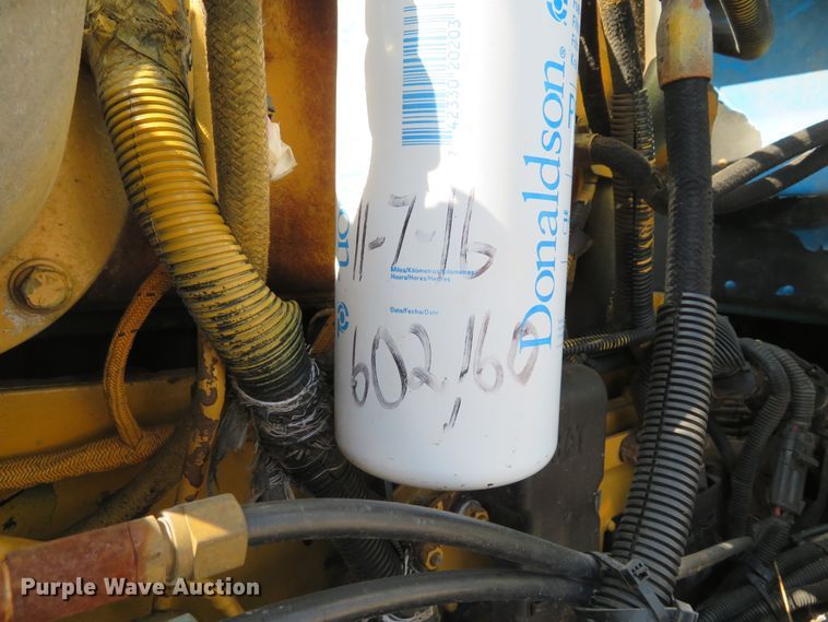 image for item DE8163 2001 Peterbilt 379 semi truck