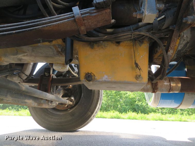 image for item DE8163 2001 Peterbilt 379 semi truck