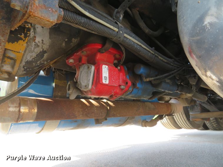 image for item DE8163 2001 Peterbilt 379 semi truck